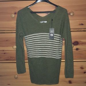 💥💥Green and White Sweater NWT size L💥💥